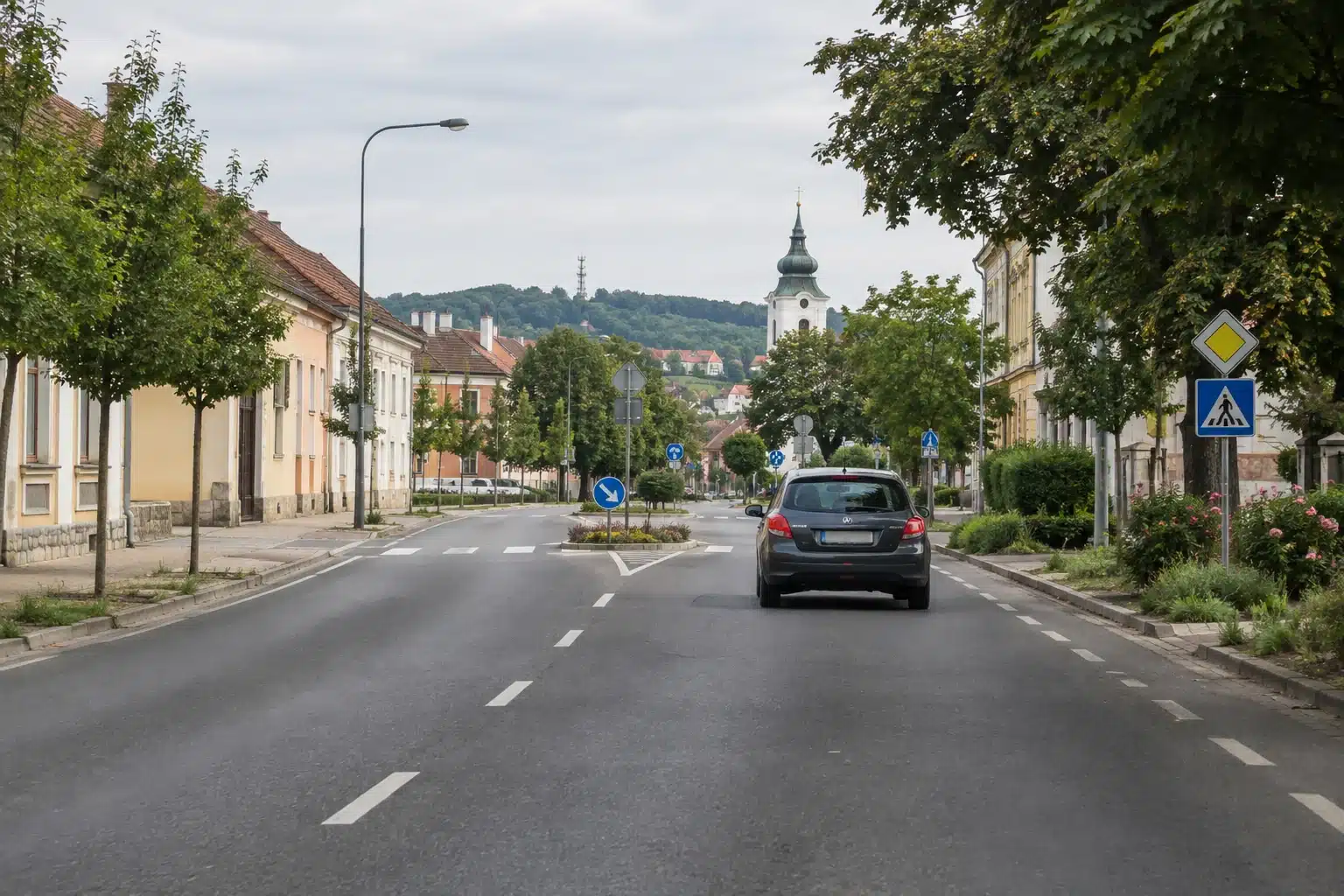 Fahrszene auf einer ungarischen Stadtstraße als Illustration zur Fahrpraxis beim EU-Führerschein in Ungarn